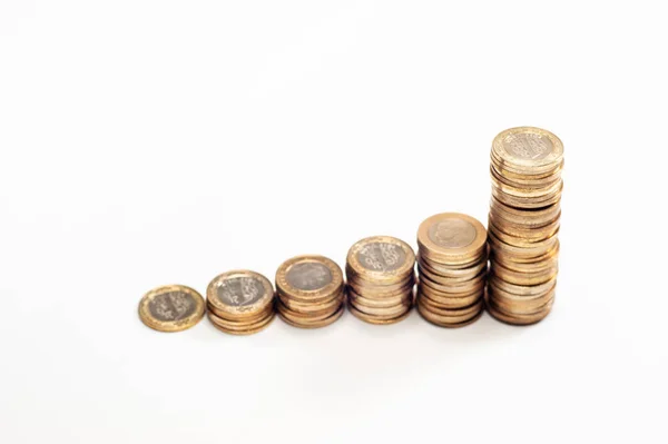 Gráfico de monedas sobre fondo blanco . — Foto de Stock