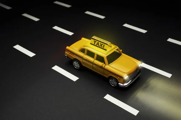 Visão superior Fechar foto de um carro de brinquedo de táxi amarelo em uma estrada com ro — Fotografia de Stock