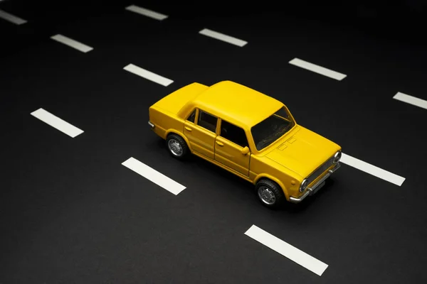 Top View close-up shot van een gele speelgoed auto op een weg met Road l — Stockfoto