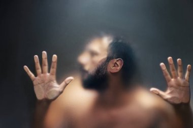 Buzlu cam ın arkasında bir kulağıyla dinleyen ürpertici adam.