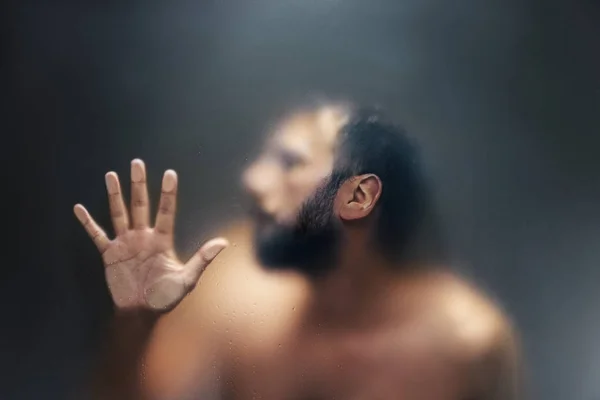 Hombre espeluznante escuchando con una oreja detrás de un vaso helado . — Foto de Stock