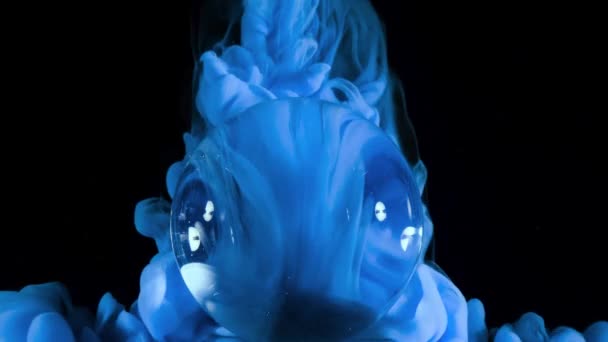 Синяя Краска Брызгает Стеклянный Шар Абстрактный Материал — стоковое видео