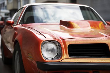 Bir Pontiac Trans Am Klasik arabasının ön görüntüsü.