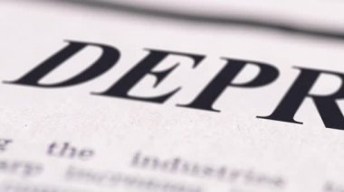 Metne yakın çekim yapan Deprem gazetesi Türkçe olarak yazılan deprem.