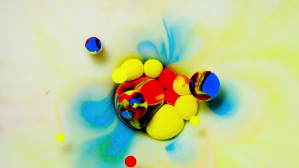 Pintura Acrílica Abstracta Colores Movimiento Sobre Fondo Amarillo — Vídeo de stock