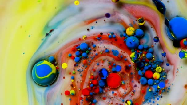 Pintura Acrílica Abstracta Burbujas Color Movimiento Sobre Fondo Amarillo — Vídeos de Stock