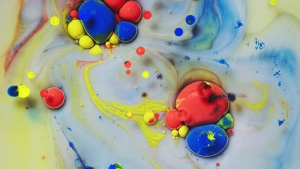 Абстрактное Движение Акриловых Пузырей Цвета Краски Желтом Фоне — стоковое видео