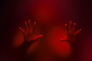 Dondurucunun arkasına bakan Ürkütücü Adam 'ın kırmızı renk filtresi.