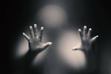 Ürkütücü Adam 'ın siyah renkli versiyonu Donmuş Gla' nın arkasına bakıyor