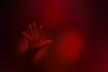 Dondurulmuş bardağı tutan Ürkütücü Adam 'ın kırmızı renkli versiyonu.