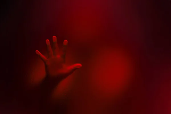 Red color version of Creepy man holding the frosted glass with o — Stock Photo, Image