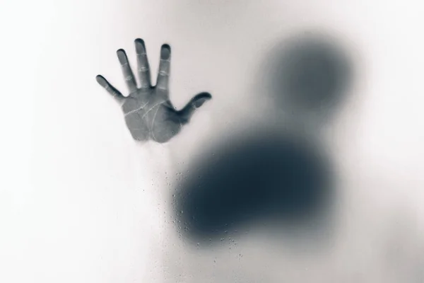Inverterad färg version av läskig man som håller i frostat glas — Stockfoto
