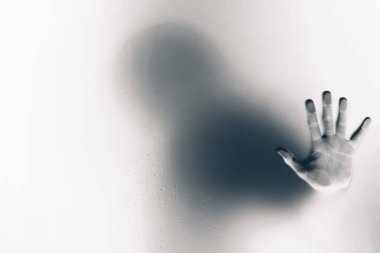 Tek elle buzlu cam tutan ürpertici adam.