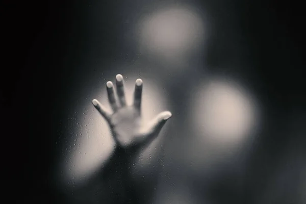 Homem assustador segurando o vidro fosco com uma mão . — Fotografia de Stock