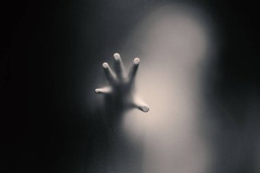 Donmuş bardağı tutan ürpertici adamın siyah renkli versiyonu.