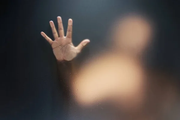 Creepy man håller frostat glas med en hand. — Stockfoto