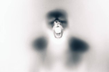 Dondurucunun arkasında bağıran ürkünç adamın ters renk versiyonu.