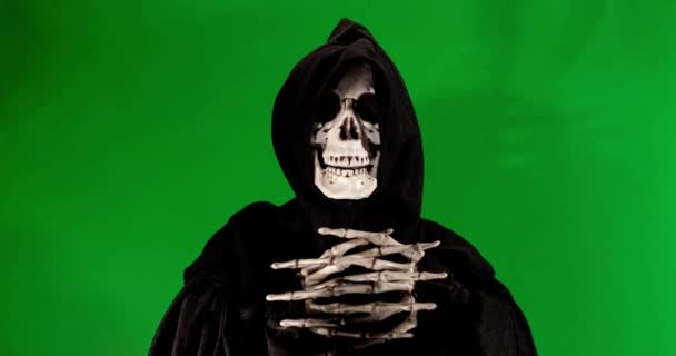 会说话的骷髅 带有黑色围巾 绿色背景上的停止运动镜头 — 图库视频影像