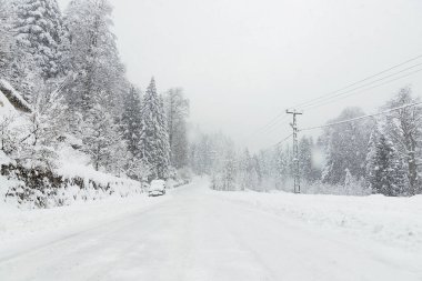 Park edilmiş bir Suv ile kışın karlı yol.