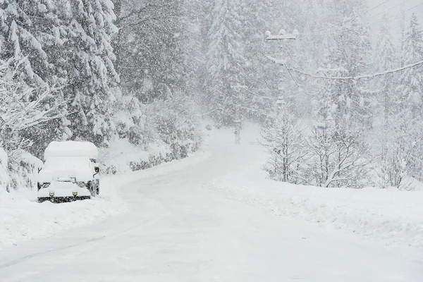 Carretera nevada en invierno con un SUV aparcado . — Foto de Stock
