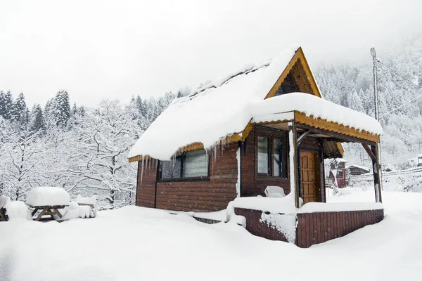 暴风雪下的木制小木屋. — 图库照片