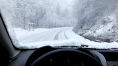 Gündüz vakti kar fırtınası altında araba sürmek.
