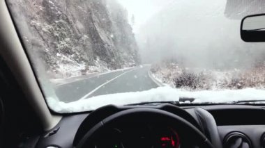 Gündüz vakti kar fırtınası altında araba sürmek.