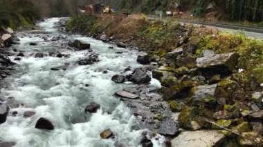 Ayder Platosu üzerindeki Kavran Akıntısı 'nın Kamlihemsin Yolu Rize Türkiye..