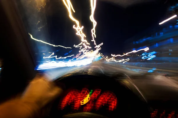 汽车和司机长时间暴露在危险之中 目不转睛地看着道路上的夜色 — 图库照片