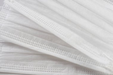 Beyaz arka planda üç yüz maskesi yakın çekim.