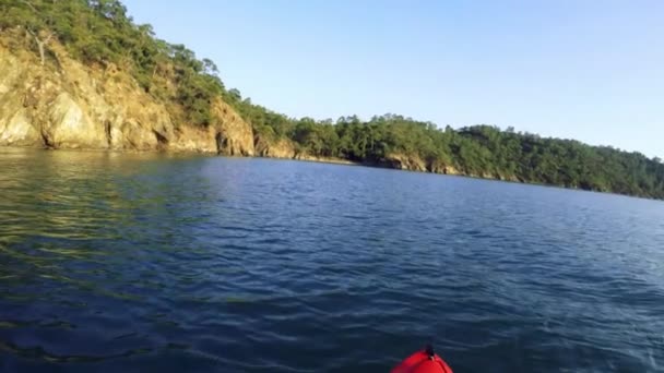 最初の人のビューグヌルルルビーチで日光の海を渡って海岸を渡るカヌー Fethiye Mugla Turkey — ストック動画