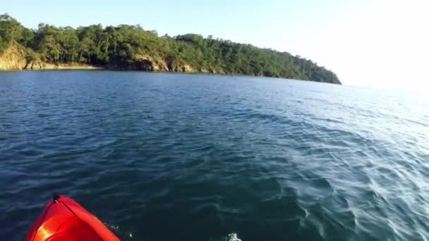 Vista Primera Persona Canoa Través Orilla Sobre Mar Luz Del — Vídeos de Stock