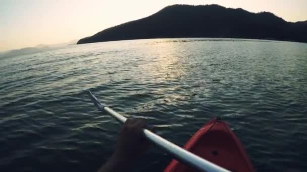 Перша Людина Дивиться Каное Їдучи Через Берег Над Морем Увечері — стокове відео