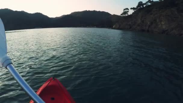 Vue Première Personne Canoë Traversant Côte Dessus Mer Soirée Plage — Video