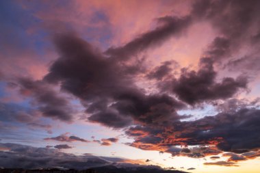 Bulutlu ve karamsar bir gökyüzü. Güneşin doğuşundan önceki sabahın güzel renkleri.
