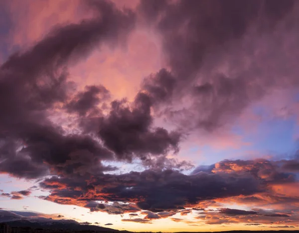 Molnig Och Lynnig Himmel Med Vackra Färger Tidig Morgon Före — Stockfoto