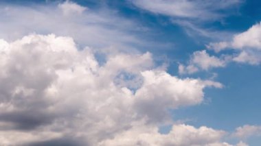 Bulutlu gökyüzü hızlandırılmış görüntüsü mavi gökyüzü arkaplanında gündüz vakti.