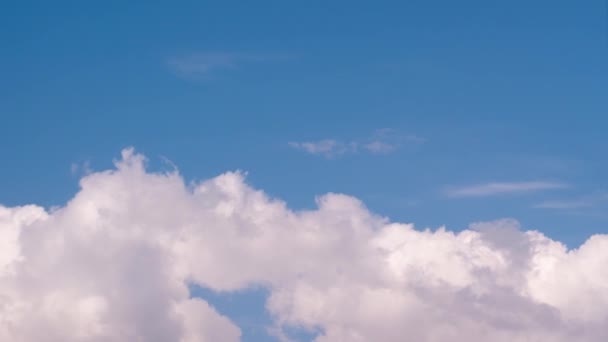 Bulutlu Gökyüzü Hızlandırılmış Görüntüsü Mavi Gökyüzü Arkaplanında Gündüz Vakti — Stok video