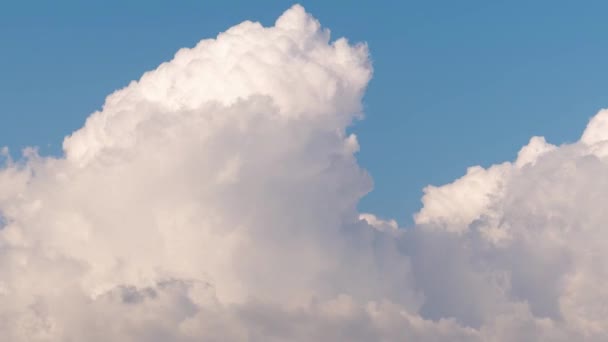 Langit Berawan Waktu Rekaman Selang Pada Latar Langit Biru Siang — Stok Video