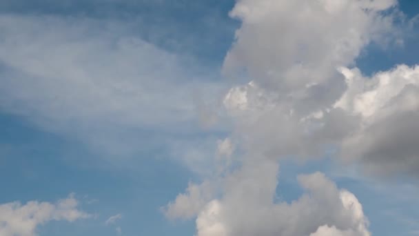 ภาพระยะเวลาบนท องฟ าเมฆบนพ นหล าในเวลากลางว — วีดีโอสต็อก