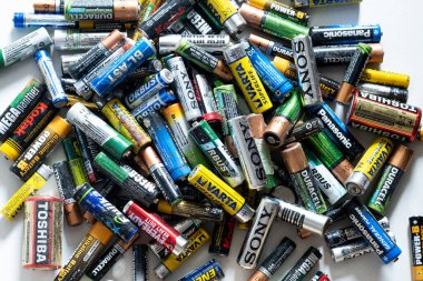 İzmir, Türkiye - 25 Mayıs 2020: Beyaz zemin üzerinde çeşitli atık pilleri