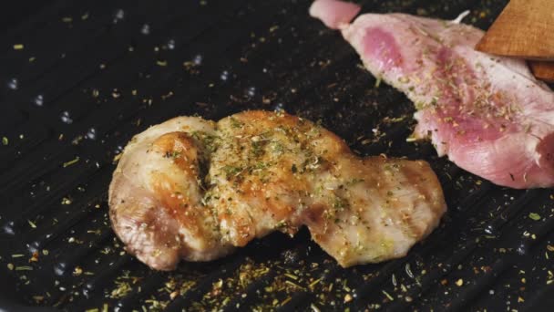 Grillning Kyckling Stek Med Krydda Och Vrida Den Griddle Med — Stockvideo