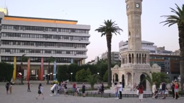 İzmir, Türkiye - 4 Temmuz 2020. İzmir Saat Kulesi 'nin akşam saatlerinde Konak Meydanı manzarası.