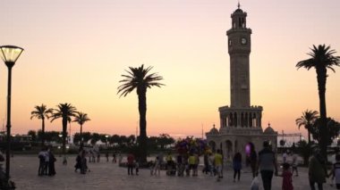 İzmir, Türkiye - 4 Temmuz 2020. Gün batımında İzmir Konak Meydanı manzarası ve kalabalık insanlar.
