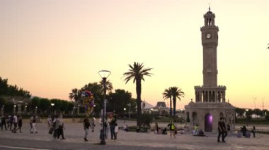 İzmir, Türkiye - 4 Temmuz 2020. Gün batımında İzmir Konak Meydanı manzarası ve kalabalık insanlar.