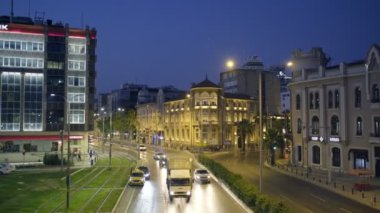İzmir, Türkiye - 4 Temmuz 2020: İzmir 'in Konak liman bölgesi. Hilton Oteli, Akbank, Vakif Bankası ve trafiği görüyoruz. Yaya köprüsünden alınan görüntüler.