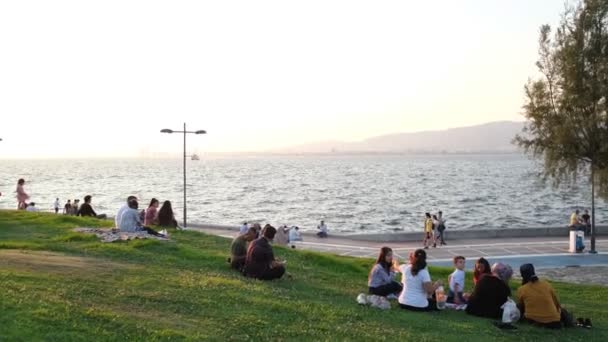 Izmir Turkiet Juli 2020 Konak Ferry View Crowded People Chilling — Stockvideo