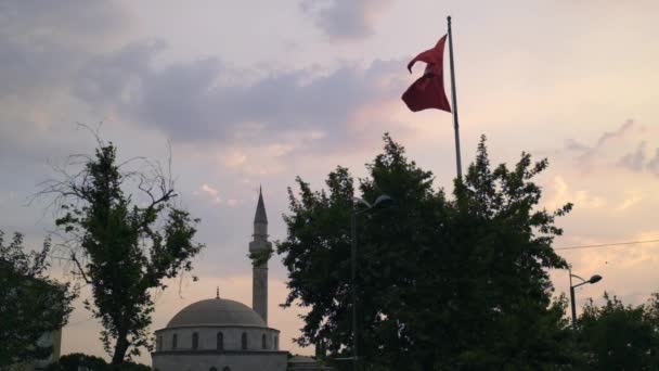 Masjid Tua Yang Bernama Bey Cami Dan Mengibarkan Bendera Turki — Stok Video