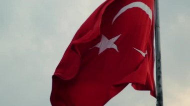 Bayrak direğinde dalgalanan Türk bayrağının yakın çekim görüntüleri.