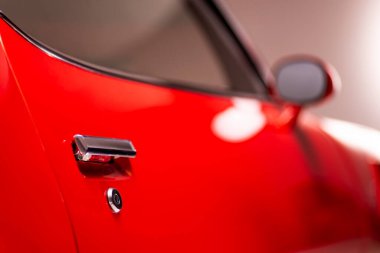 İzmir, Türkiye - 11 Temmuz 2020: Turuncu renkli 1974 Pontiac Trans Am Firebird kaslı arabanın kapı kolu detaylarının yakın çekimi